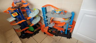 2 Hot Wheels Ultimate Garages