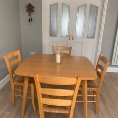 Extendable dining table and chairs