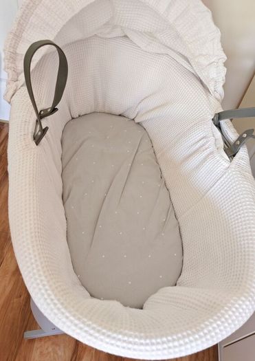 Dimple Grey Wicker Moses Basket White / With Deluxe Rocking Stand