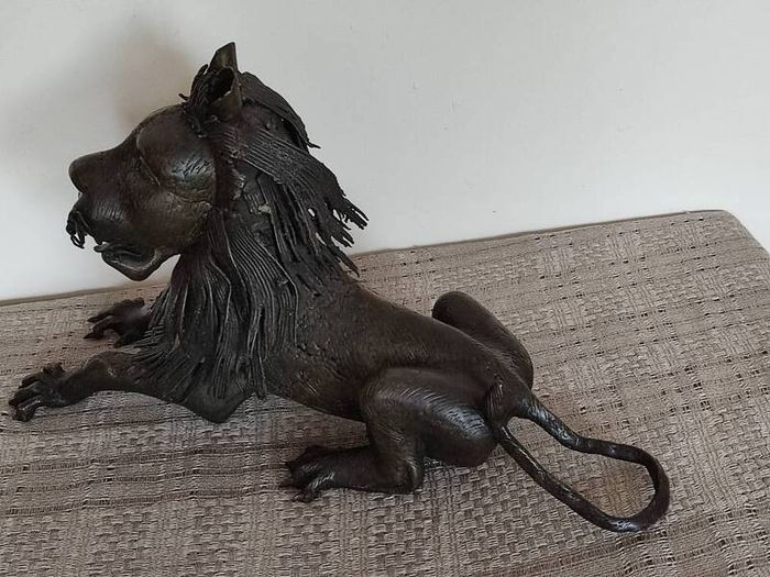 Large sculpture of bronze Lion.Weight: 7.450 kg