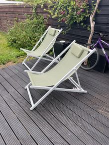2 deckchairs