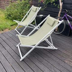 2 deckchairs