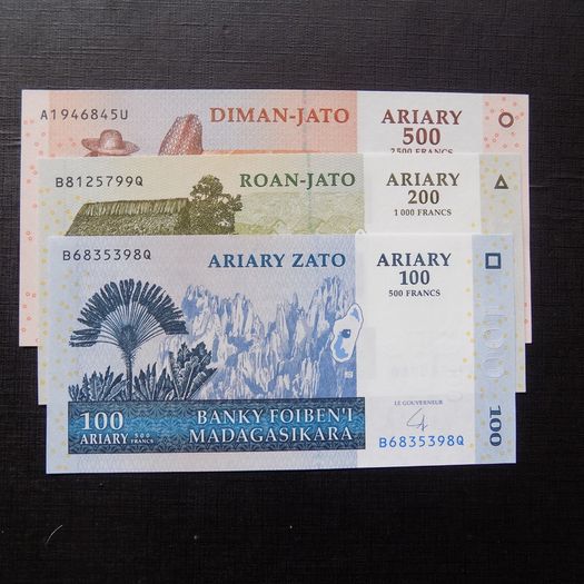 Madagascar 2004.Lot of 3 Uncirculated Banknotes.