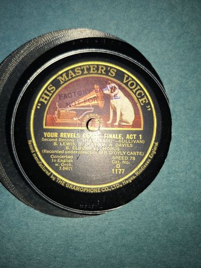His Master's Voice record album for Gilbert & Sullivan's The Mikado. around 1926 or 1927 The set features 12" 78 RPM shellac records