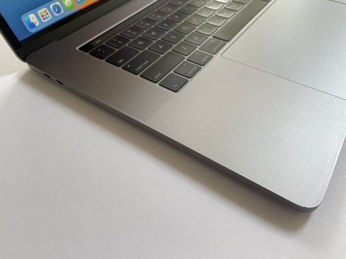 2018 Apple 15" MacBook Pro A1990 Touch Bar Intel i7 8th Gen 16GB RAM 1TB SSD