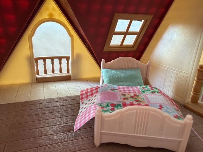 Sylvanian Families Red Roof Cosy Cottage Starter Home with Furniture & Figure