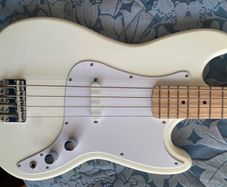 Squier Bronco Bass