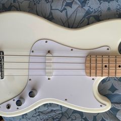 Squier Bronco Bass