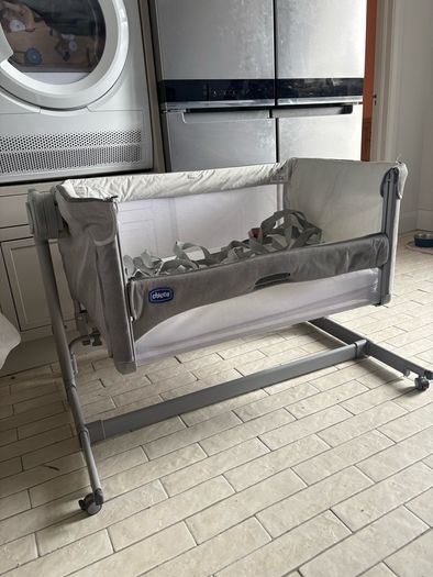 Chicco Next2me co-sleeper crib and mattress & travel bag