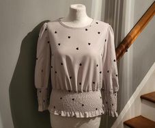 White top with black hearts pattern, Size S