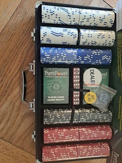Texas Holdem Poker chips set with Aluminium case, 2 Desks cards, Dealer, Small blind, Big Blind buttoms, 5 Dice (300 pieces)