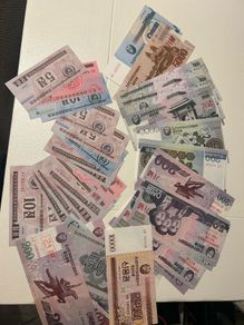 Original UNC notes north Korea won 1980-2005 they are 2 euro each