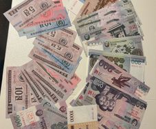 Original UNC notes north Korea won 1980-2005 they are 2 euro each