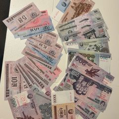 Original UNC notes north Korea won 1980-2005 they are 2 euro each