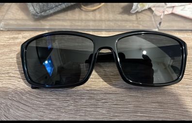 Sunglass/glasses lens replacement.