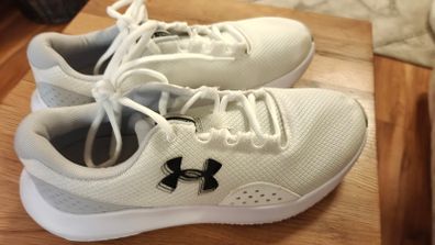 Under Armour Charge 4 Runners in the White / Halo Gray / Black colourway