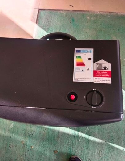 Kingavon Gas heater with cylinder and gas bottle ( The bottle is empty).