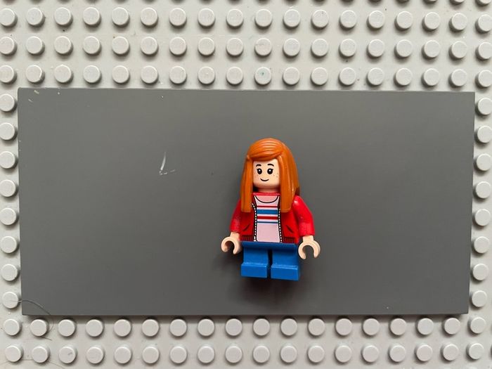 lego Jurassic world jw024 Maisie Lockwood minifigure - Red Jacket, Dark Orange Hair