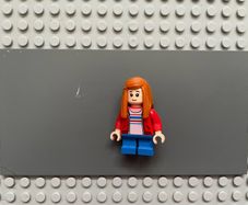 lego Jurassic world jw024 Maisie Lockwood minifigure - Red Jacket, Dark Orange Hair