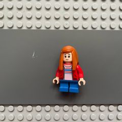 lego Jurassic world jw024 Maisie Lockwood minifigure - Red Jacket, Dark Orange Hair