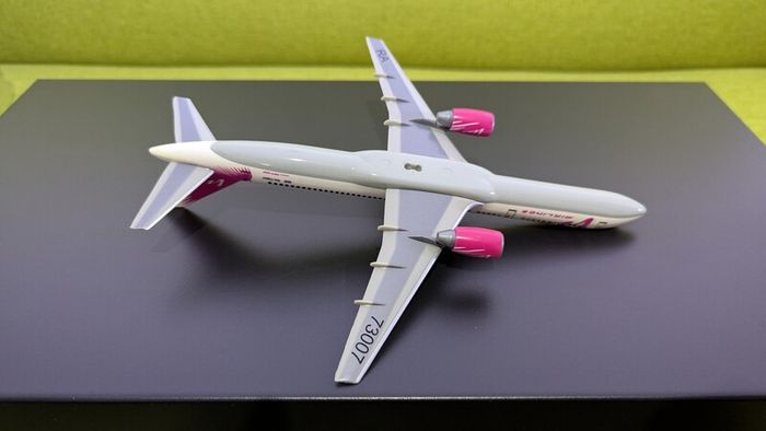 Vim Airlines 1:200 scale model airplane, Boeing 757 aircraft, made by Wooster