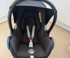 Maxi Cosi Cabriofix I-Size Car Seat and Isofix Base