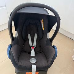 Maxi Cosi Cabriofix I-Size Car Seat and Isofix Base