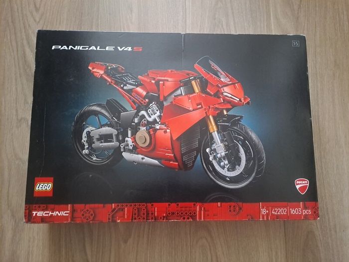 LEGO Technic 42202 Ducati Panigale V4 S