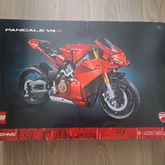 LEGO Technic 42202 Ducati Panigale V4 S