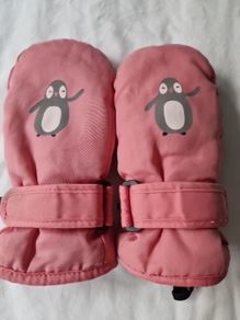 Girls padded pink mittens size 3.5 4-6yrs