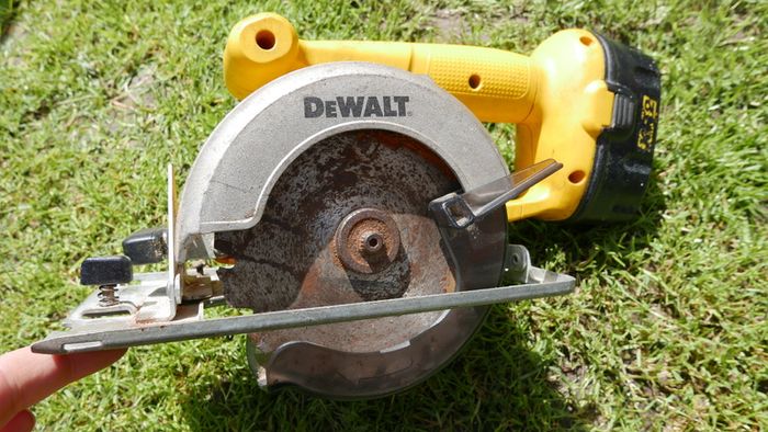 DEWALT DW936 Cordless Trim Saw +charger - works well