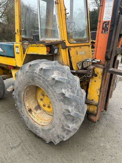 Rough terrain forklift