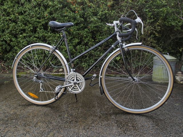PRICE REDUCTION-Vintage 1980s Raleigh Weekender 15 speeds Ladies Racinng
