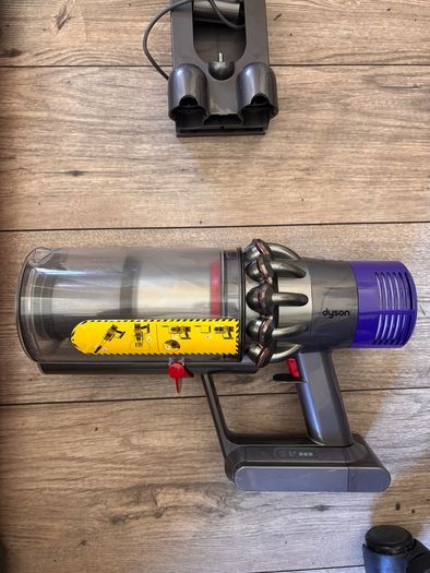 Dyson V10(As new)