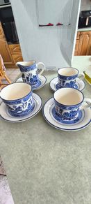 Arklow WILLOW IRELAND Blue and White inc Willow pattern 2 cup and saucers with milk jug set in saucer olso open suger bowl set in saucer 8 pices set 60.00 euro.