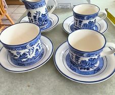Arklow WILLOW IRELAND Blue and White inc Willow pattern 2 cup and saucers with milk jug set in saucer olso open suger bowl set in saucer 8 pices set 60.00 euro.