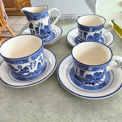 Arklow WILLOW IRELAND Blue and White inc Willow pattern 2 cup and saucers with milk jug set in saucer olso open suger bowl set in saucer 8 pices set 60.00 euro.