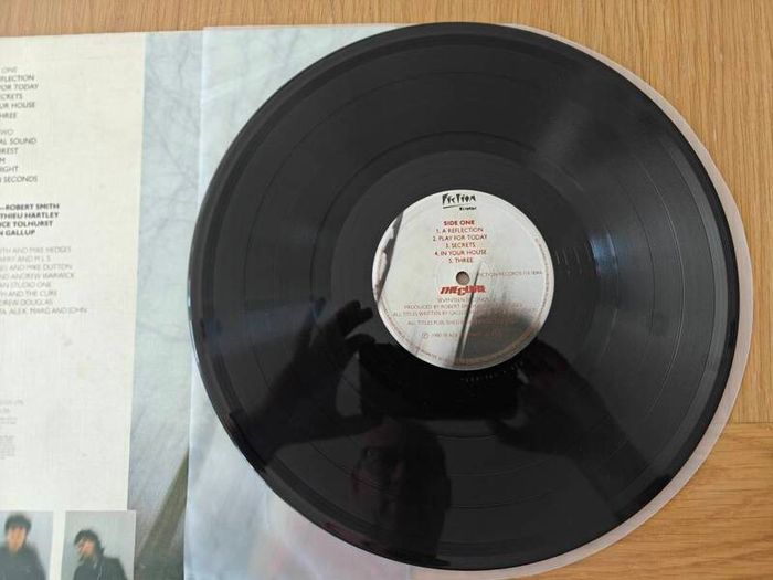 The Cure - Seventeen Seconds read description