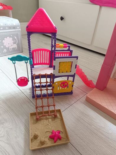 barbie house + dolls + accessories