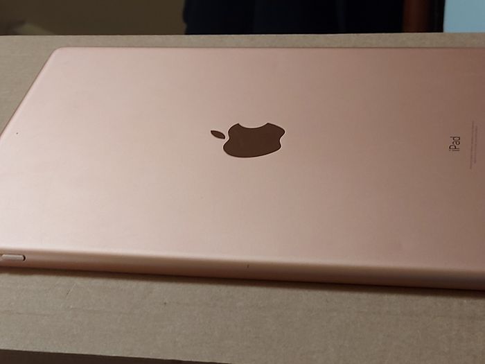 Apple Ipad 7th Generation, 32 GB, in very good cosmetic condition, Activation Locked to previous owner