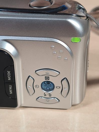 Vivitar Vivicam 4100 Digital Camera 4mp Mega Pixels Compact Takes 2 X Aa Batteries