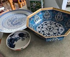 4 different ietms -1- Jingdezhen Porcelain 101/4 -inch Dragon Rice Grain Luncheon Plate - Vintage Blue and White Chinese Design is slieght chip at the edge 15.00 euro.2- Vintage Japanese octagonal porcelain bowl, commonly crafted in the traditional Arita 