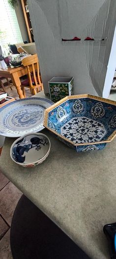 4 different ietms -1- Jingdezhen Porcelain 101/4 -inch Dragon Rice Grain Luncheon Plate - Vintage Blue and White Chinese Design is slieght chip at the edge 15.00 euro.2- Vintage Japanese octagonal porcelain bowl, commonly crafted in the traditional Arita 