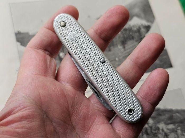 Vintage Elsener Schwyz Victoria 69 Original Swiss Army Issued Soldier Knife Discontinued Collectable Militaria