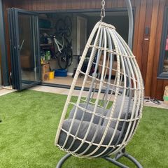 Egg chair grey and white with cushion