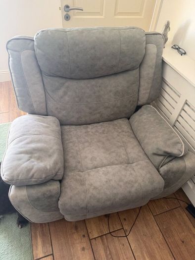 Couch and 2 side chairs one electric recliner