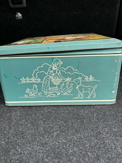 Vintage Tin Box. No key.