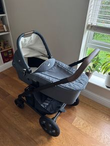 Joie Chrome DLX Pram & Carrycot. Excellent Condition.