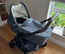 Joie Chrome DLX Pram & Carrycot. Excellent Condition.