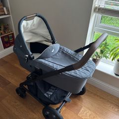 Joie Chrome DLX Pram & Carrycot. Excellent Condition.